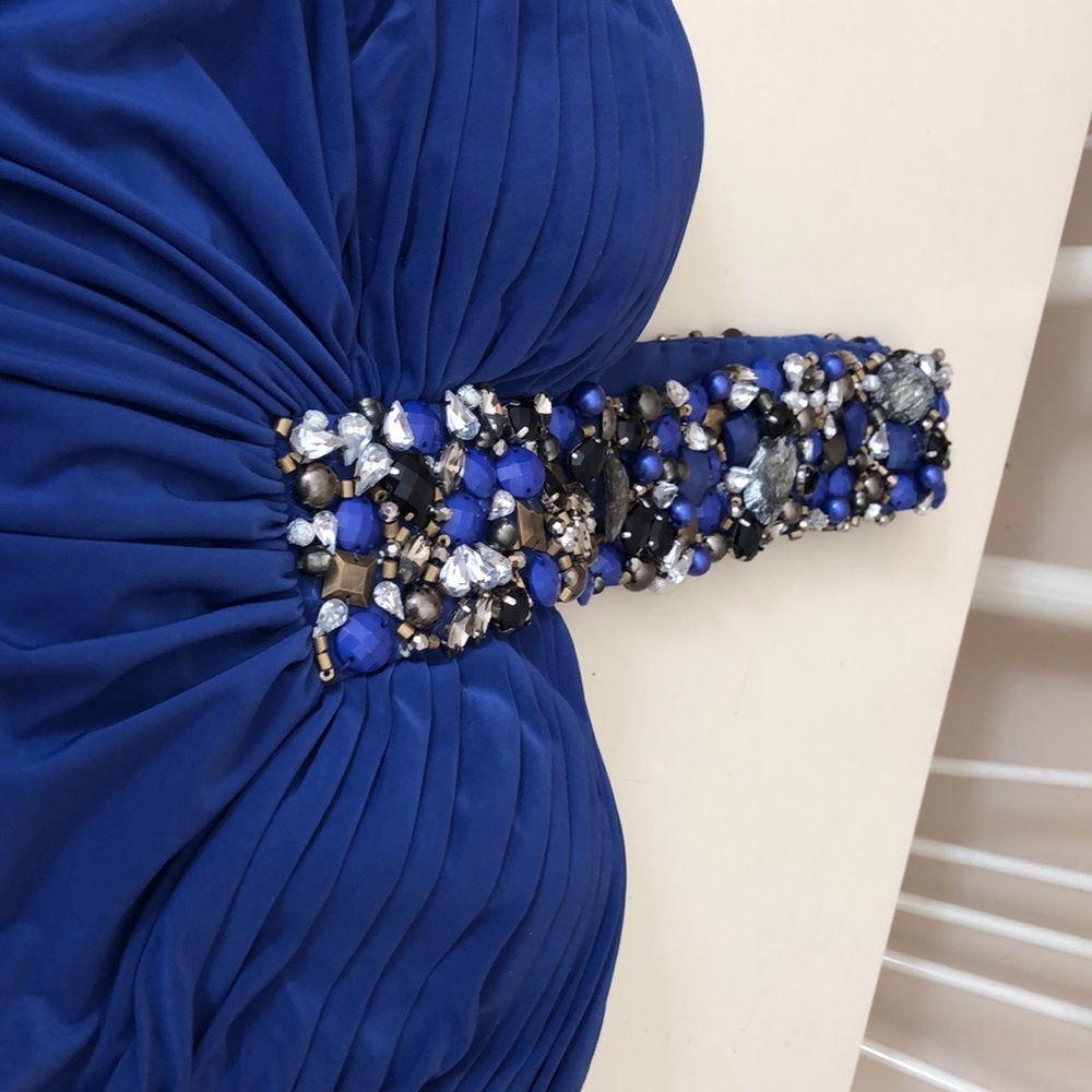 Gown - Picture 4 of 7